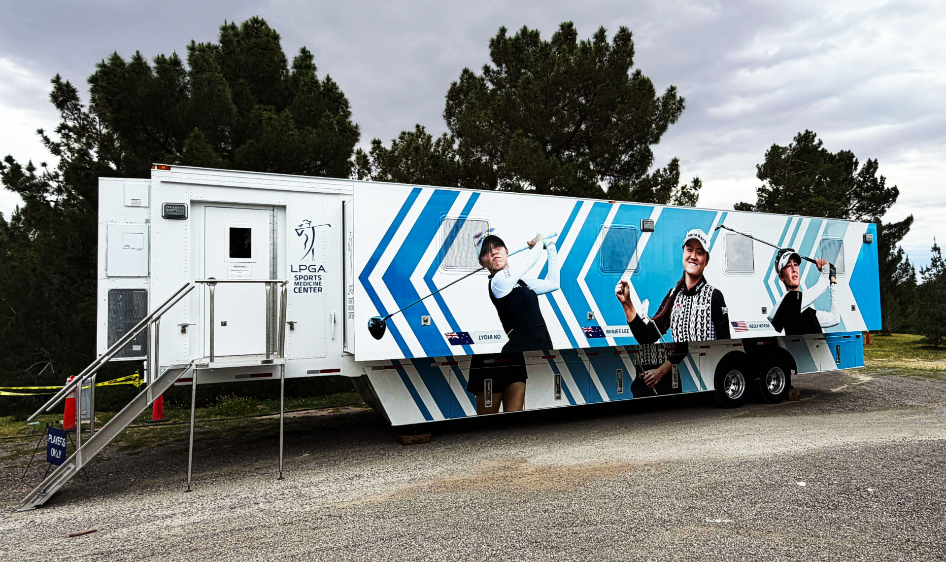 Mobile unit trailer with large photographic side graphics